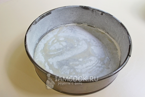 Форму смазать маслом и присыпать мукой