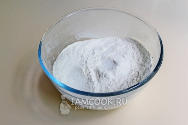 Смешать муку с солью и сахаром