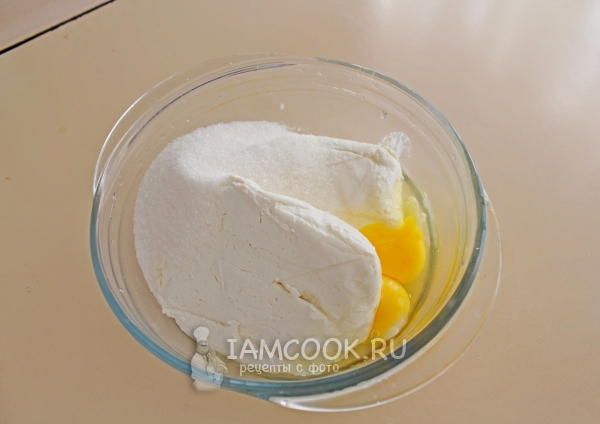 Соединить творог, сахар и яйца