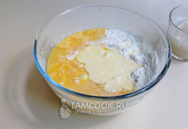 Влить масло