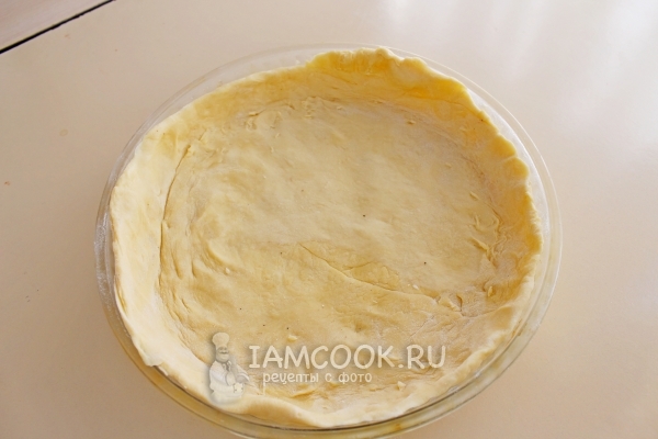 Выложить тесто в форму