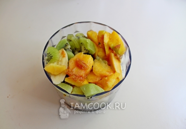 Положить в блендер фрукты