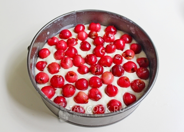 Выложить на тесто черешню