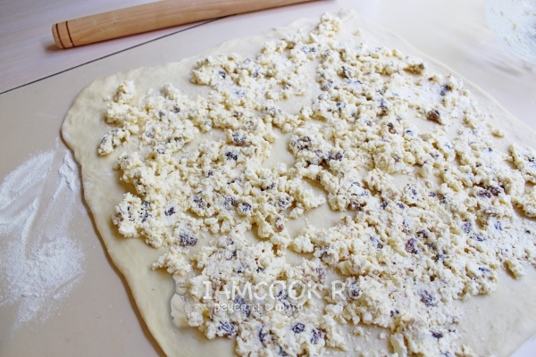 Положить на тесто начинку