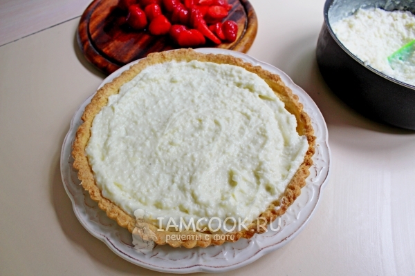 Выложить на корж крем