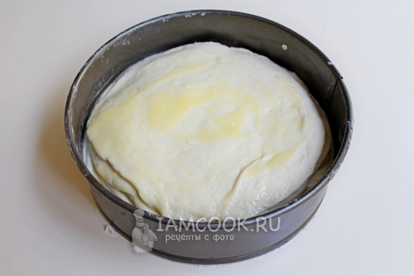 Смазать тесто маслом