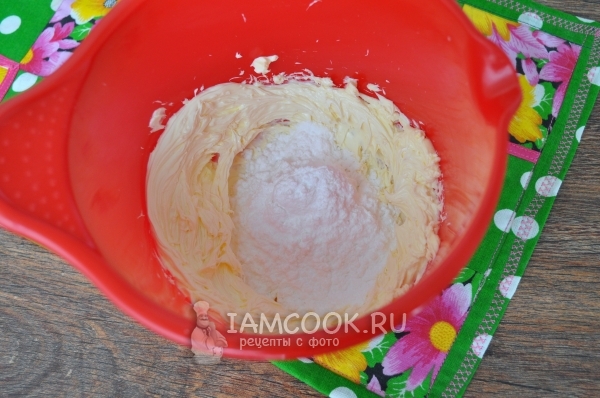 Соединить масло с сахаром