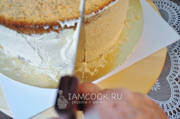 Выровнять крем скребком