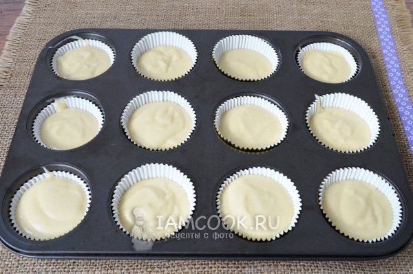 Выложить тесто в форму