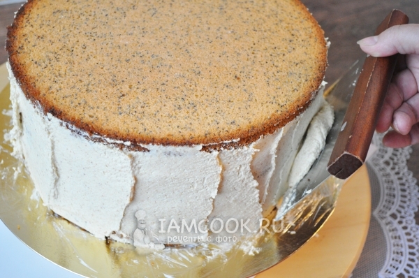 Покрыть бока торта масляным кремом