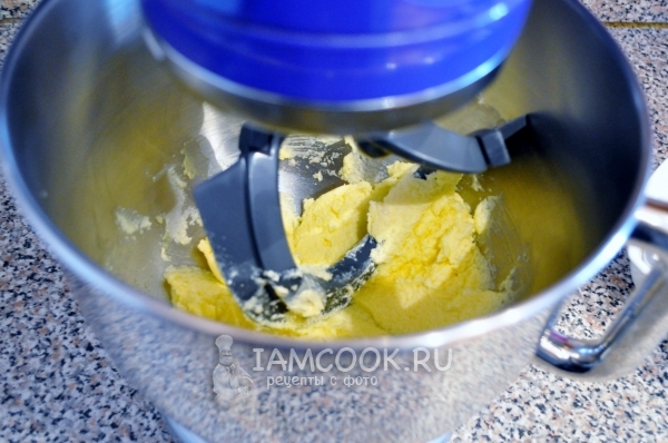 Взбить масло с сахаром