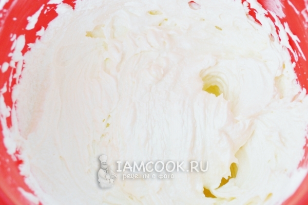 Взбить сливки с сахарной пудрой