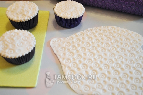 Покрыть капкейки белой мастикой