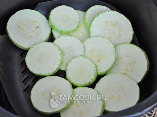 Положить кабачки на противень