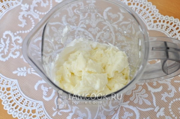 Смешать творожную массу, сливки и апельсиновый сок