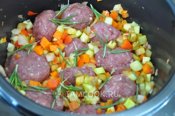 Выложить на овощи фрикадельки и розмарин