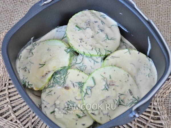Залить кабачки соусом