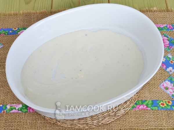 Положить на дно формы соус бешамель