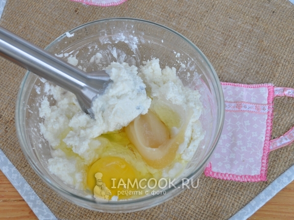 Соединить мед, творог, яйцо и молоко