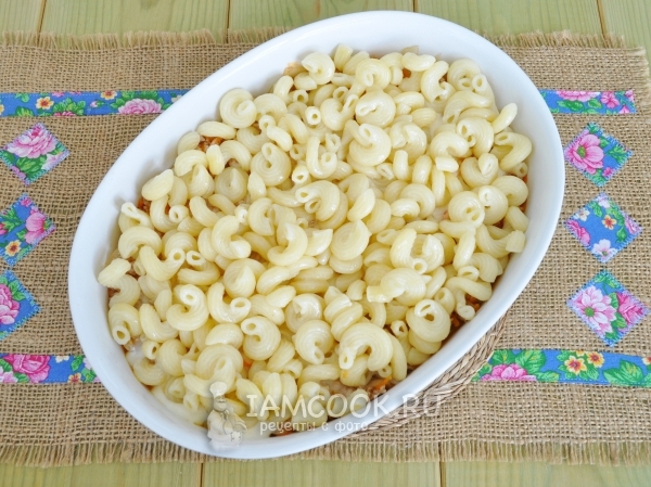 Положить на мясную начинку макароны