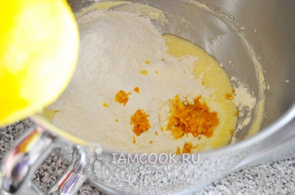 Добавить муку и цедру