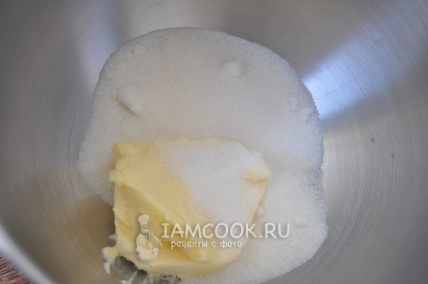 Соединить масло с сахаром