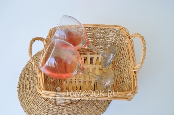 Налить в бокалы вишневое желе