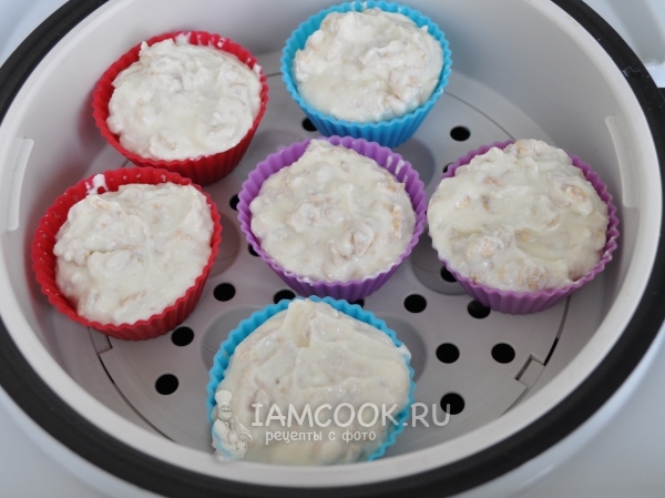 Поставить формочки в пароварку