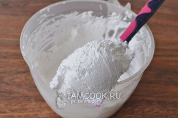 Добавить сливочный сыр и взбить