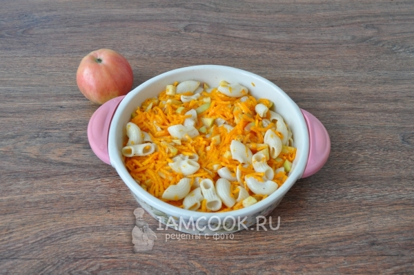 Выложить в форму макароны с тыквой и яблоками