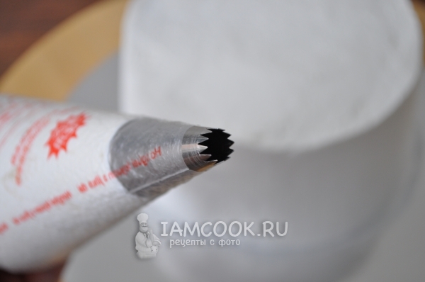 Положить крем в кондитерский мешок