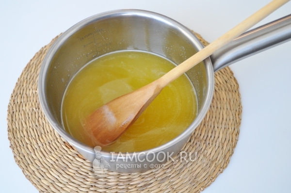 Соединить апельсиновый сок с желатином