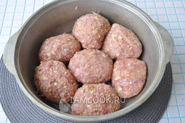 Положить голубцы в казан