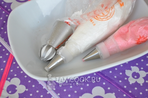 Выложить крем в кондитерский мешок