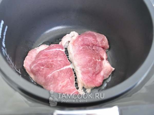 Положить мясо в мультиварку