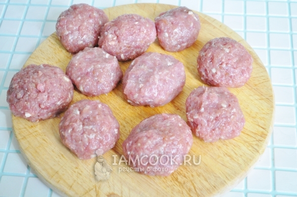 Сформировать из фарша фрикадельки