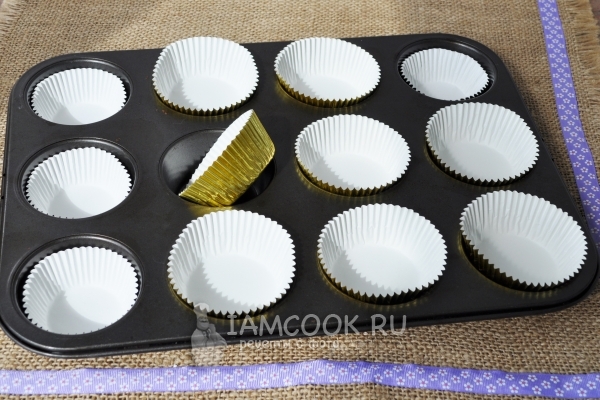 Положить в форму бумажные манжетки