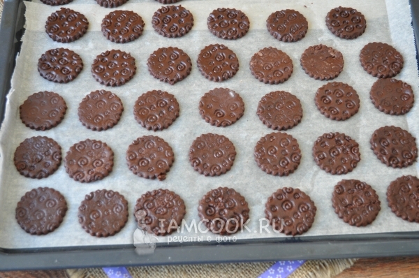 Выложить кружочки из теста на противень