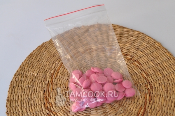 Положить шоколад в пакет