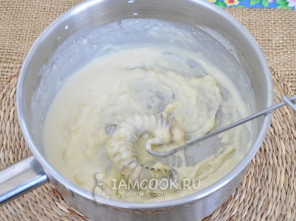 Обжарить муку на масле