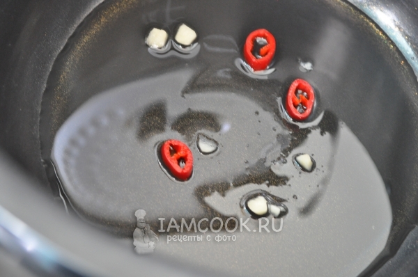 Обжарить перец с чесноком