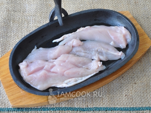 Положить в форму куриную грудку