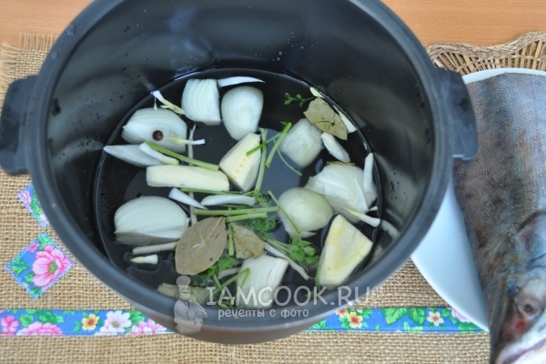 Положить в воду овощи, зелень и специи