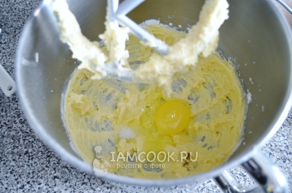 Взбить масло с сахаром и яйцом