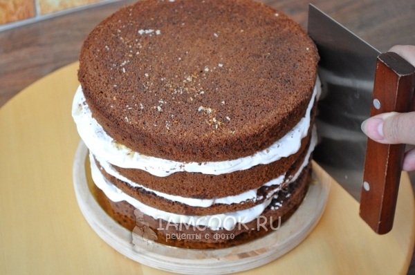 Промазать коржи кремом