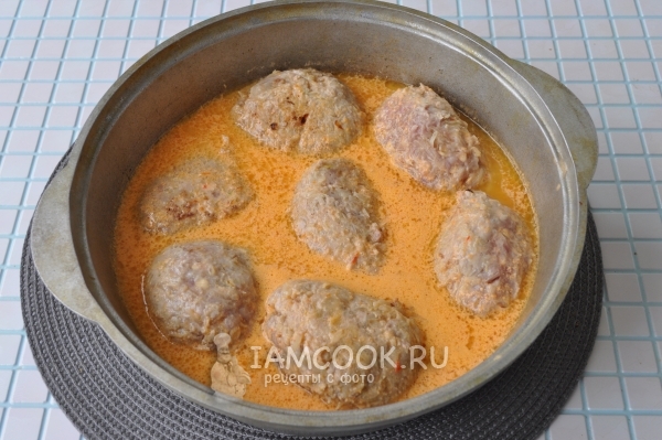 Залить голубцы соусом с водой