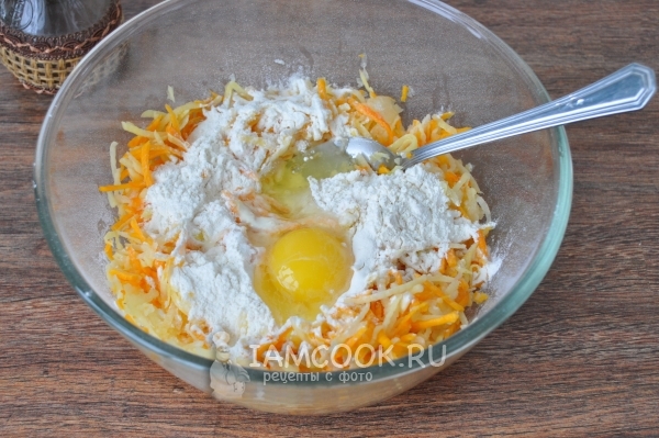 Добавить муку и яйцо