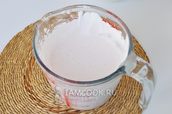 Взбить сливки с сахаром