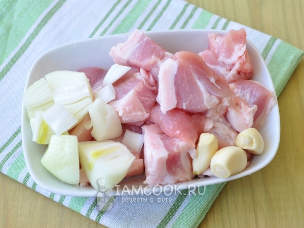 Порезать мясо, лук и чеснок