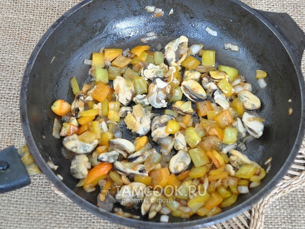 Обжарить лук, перец и мидии
